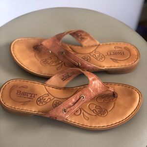 Born leather flip flops - size 8